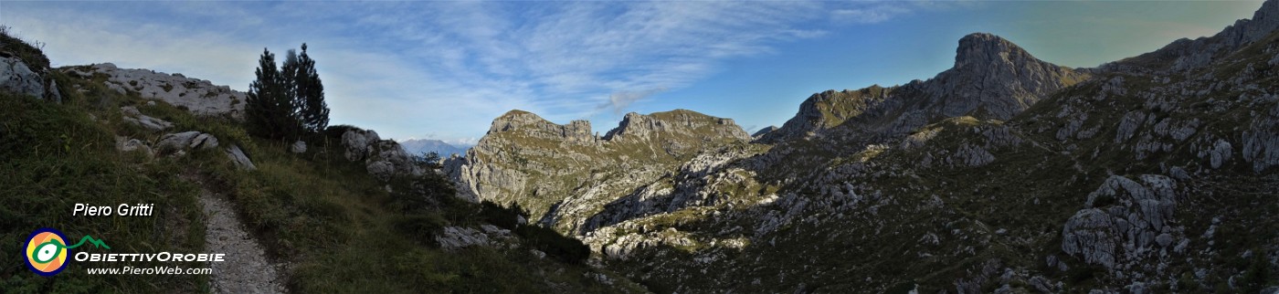 91 Dall'alto il sentiero scende per poi risalire.jpg